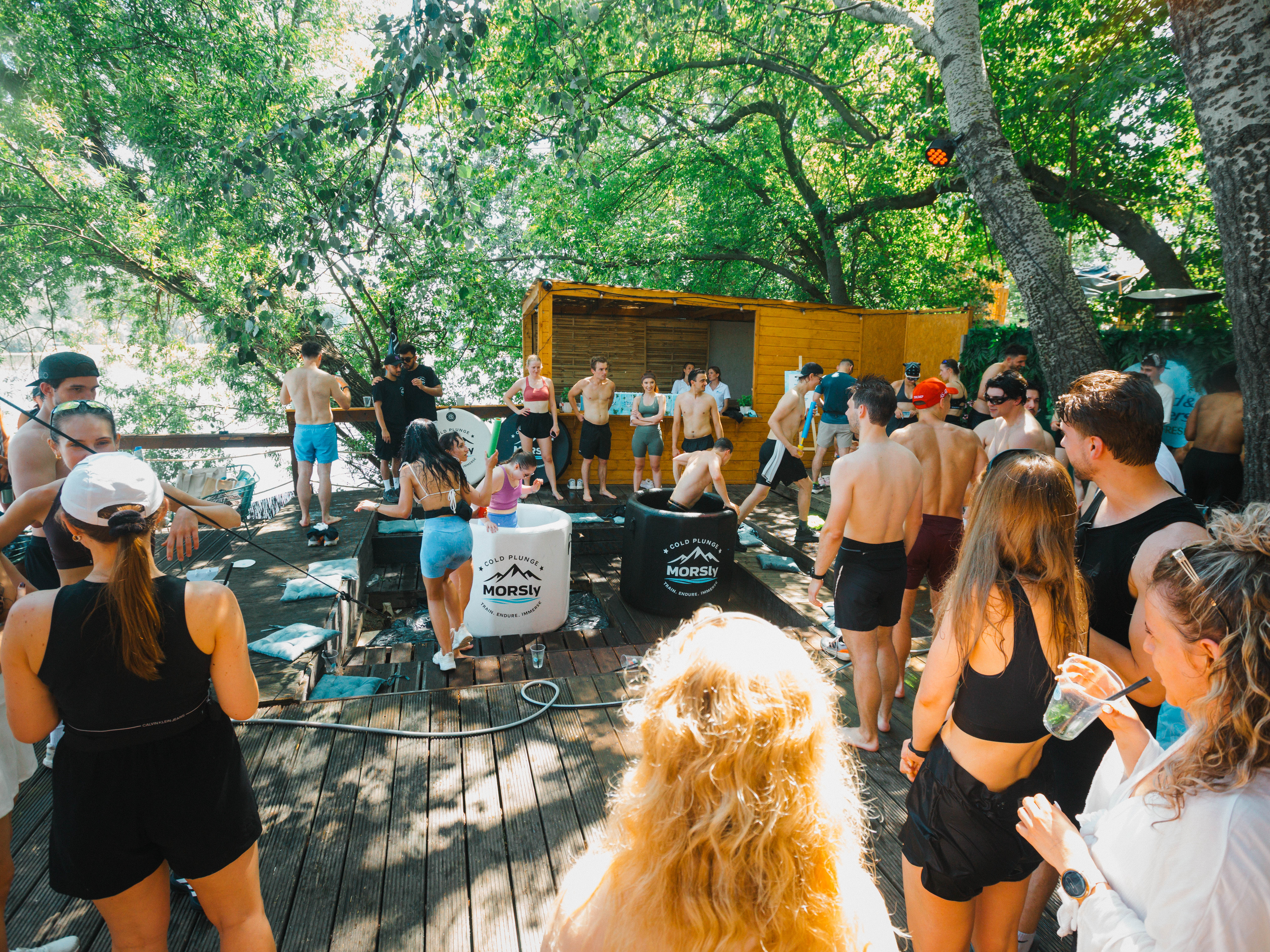 Crowd enjoying MORSly cold plunge experience at Warsaw event